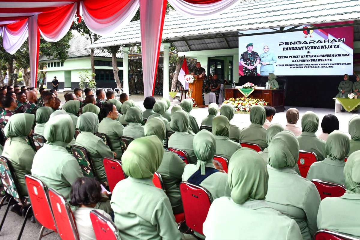 Pangdam V/Brawijaya beri pesan prajurit, PNS dan Persit di wilayah Korem 083/Bdj. (penrem083) - Pangdam V/Brawijaya Beri Pesan Prajurit, PNS dan Persit di Wilayah Korem 083/Bdj