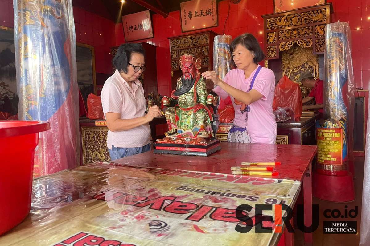 Patung dewa-dewi yang dicuci di Klenteng Teng Swie Bio. (sda1) - Klenteng Teng Swie Bio Lakukan Cuci Patung Dewa Jelang Imlek