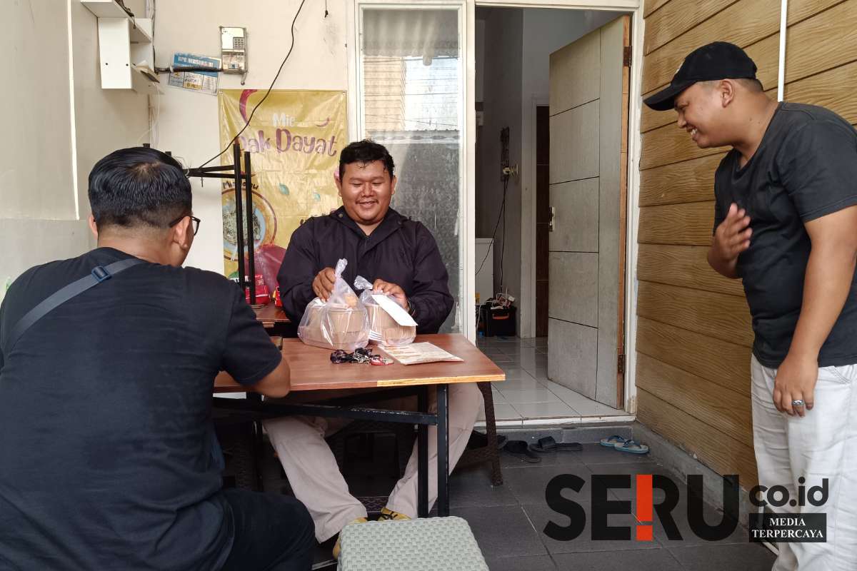 Pedagang Mie Jebew Pedas di Jember. (Seru.co.id/amb) - Harga Cabai Tembus Rp100 Ribu, Pedagang Mie di Jember Berinovasi untuk Jaga Rasa Pedas