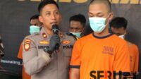 Pelaku Rianto dimintai keterangan oleh Wakapolres Malang, Kompol Bayu Halim Nugroho. (wul) - Modus Open BO, Pemuda Pakisaji Jarah Barang Berharga Wanita yang Dikencani