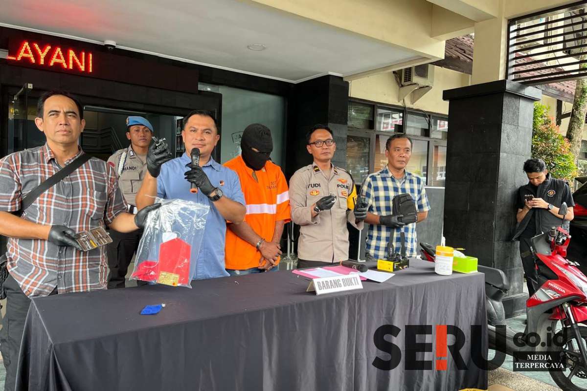 Pelaku yang berhasil diamankan beserta barang bukti. (ws12) - Sindikat Curanmor Asal Surabaya Gunakan HT, Lancarkan Aksi di Malang Raya