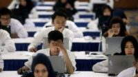 Pelamar PPPK saat melakukan tes. (ist) - Jangan Sampai Salah! Ini Kriteria Pelamar Tambahan Seleksi PPPK 2024