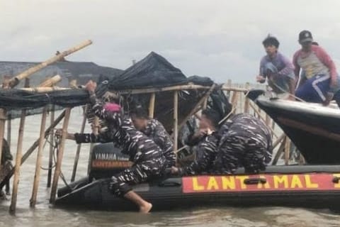 Dapat Instruksi Langsung dari Presiden, Pagar Laut di Tangerang Dibongkar TNI AL