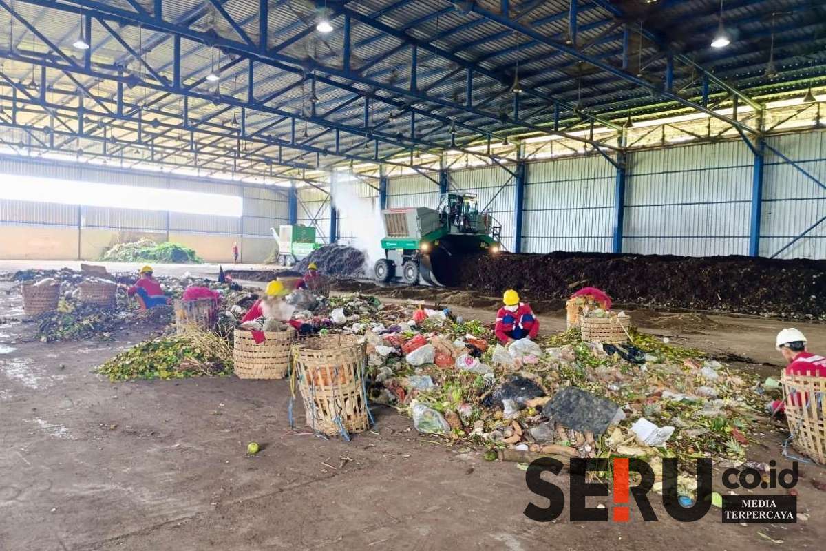 Pemilihan sampah sebelum diproses menjadi kompos. (ska) - Pj Wali Kota: TPA Supit Urang Solusi Inovatif Atasi Krisis Sampah Kota Malang