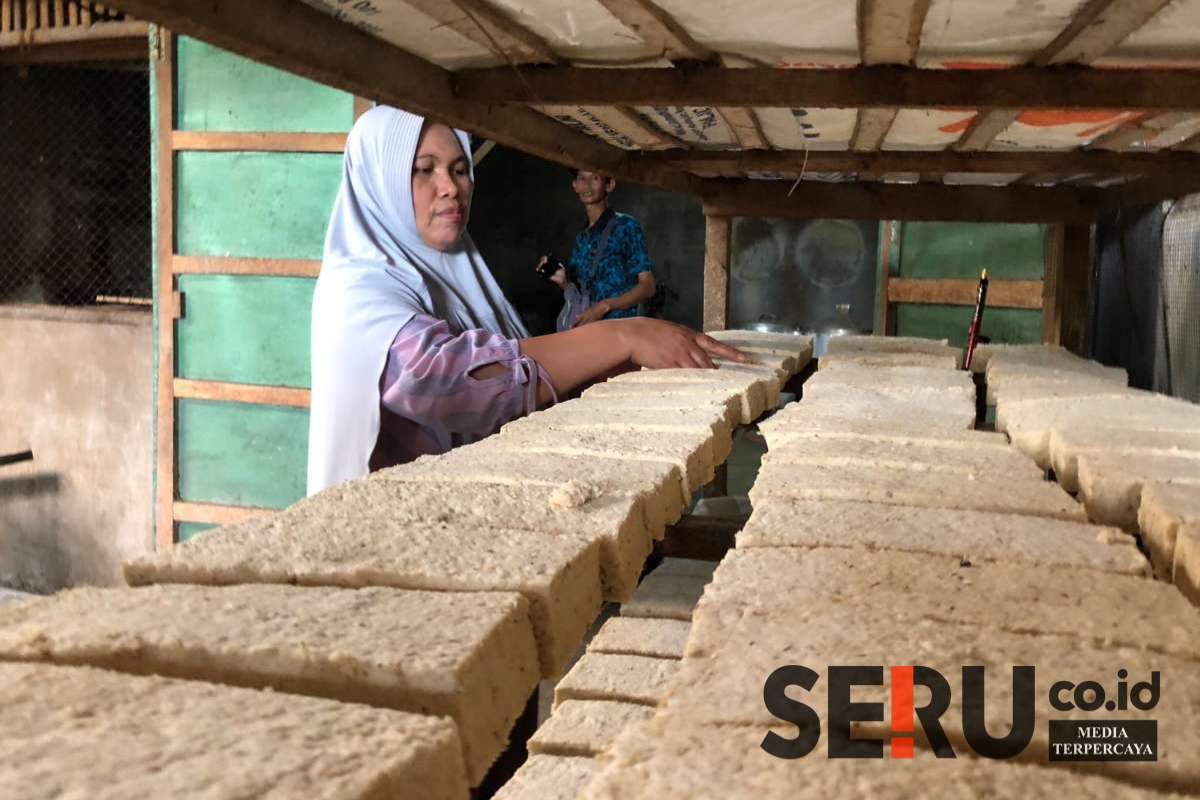 Pengusaha tempe menjes dan tempe bungkil di Kecamatan Kepanjen saat menata dagangannya. (Seru.co.id/wul) - Harga Kedelai Impor Meroket, Pengusaha Tempe Putar Otak
