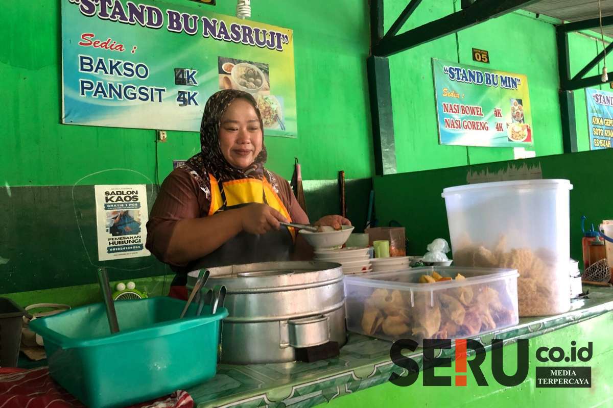 Penjual bakso dan mie ayam di kantin SMPN 2 Kepanjen, Kabupaten Malang. (Seru.co.id/wul) - Program Makan Bergizi Gratis Dimulai, Para Pedagang Kantin Sekolah Keluhkan Penurunan Omset