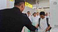 Penumpang di Bandara Juanda saat mencoba Sistem Autogate. (ist) - Bandara Juanda Surabaya Terapkan Sistem Autogate Pemeriksaan Paspor
