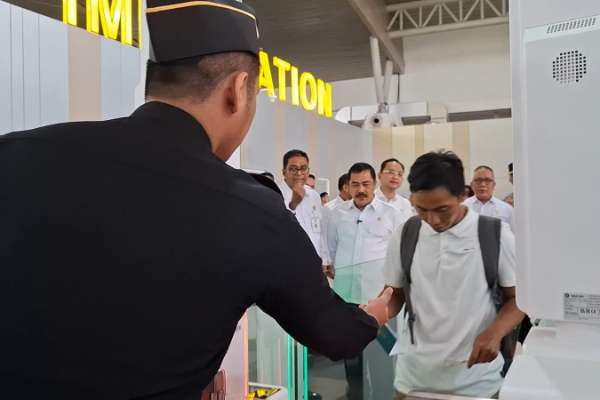 Penumpang di Bandara Juanda saat mencoba Sistem Autogate. (ist) - Bandara Juanda Surabaya Terapkan Sistem Autogate Pemeriksaan Paspor