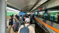 Penumpang yang akan melakukan perjalanan menggunakan KAI. (ist) - KAI Daop 8 Surabaya Siapkan KA Tambahan Sambut Libur Panjang Akhir Januari