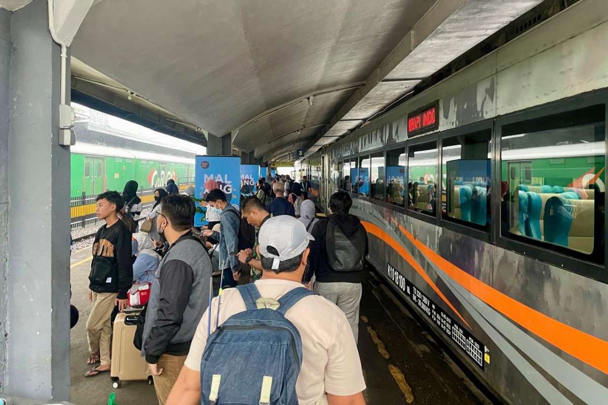 Penumpang yang akan melakukan perjalanan menggunakan KAI. (ist) - KAI Daop 8 Surabaya Siapkan KA Tambahan Sambut Libur Panjang Akhir Januari