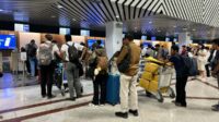 Penumpang yang berada di Bandara Internasional Juanda. (ist) - Penerbangan Jakarta Jadi Rute Favorit di Bandara Juanda Selama Libur Isra Mi’raj
