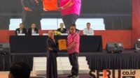 Penyerahan SK Bupati dan Wakil Bupati terpilih Pilkada Jember 2024, kepada Ketua Tim Pemenangan Paslon Fawait-Djoko. (Seru.co.id/rio) - KPU Jember Resmi Tetapkan Fawait - Djoko sebagai Bupati dan Wakil Bupati Terpilih