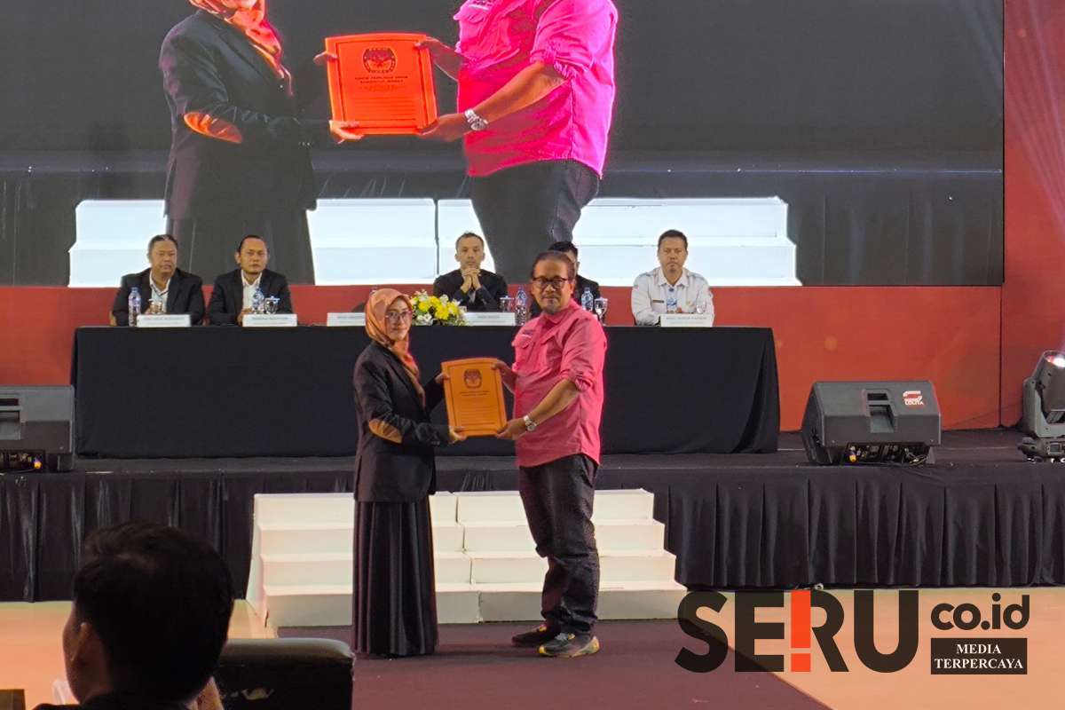 Penyerahan SK Bupati dan Wakil Bupati terpilih Pilkada Jember 2024, kepada Ketua Tim Pemenangan Paslon Fawait-Djoko. (Seru.co.id/rio) - KPU Jember Resmi Tetapkan Fawait - Djoko sebagai Bupati dan Wakil Bupati Terpilih