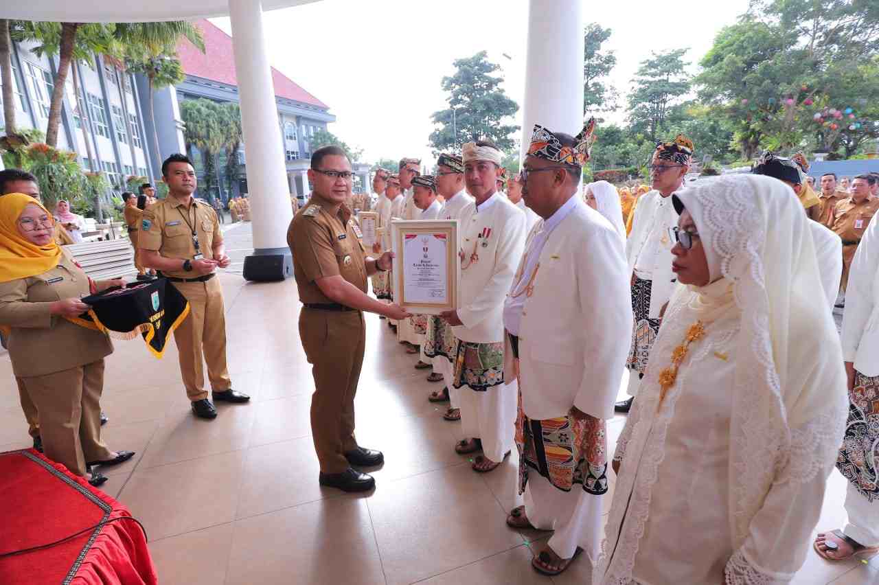 32 ASN Pemkot Batu Berprestasi Peroleh Lencana Hakaryo Guno Mamayu Bowono