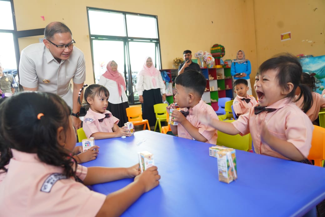 Sebelumnya Beralaskan Tikar,  Pj Aries Beri Hadiah Meja dan Kurisi untuk PAUD Nusa Indah