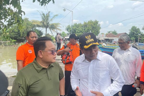 Pj Gubernur Jatim Sidak Banjir di Desa Kedungpeluk