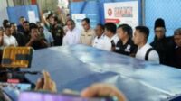 Pj Gubernur Riau menyambut kepulangan jenazah korban penembakan PMI. (ist) - Buntut Penembakan PMI di Malaysia, Perlindungan Tenaga Kerja Indonesia Dipertanyakan