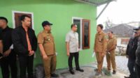 Pj Wali Kota Batu meninjau progres bedah rumah warga. (ist) - Pj. Wali Kota Batu Minta Pembangunan Rumah Layak Huni Dipercepat