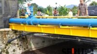 Pj Wali Kota Batu saat meninjau tanggul Kaliparon. (Seru.co.id/dik) - Pj. Wali Kota Batu Pastikan Tanggul Kali Paron Aman dari Banjir