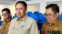 Pj Wali Kota Malang, Iwan Kurniawan, sedang  menjelaskan kepada awak media. (ws12) - Pj Wali Kota Malang Dorong Layanan Persetujuan Bangunan Gedung Secepat Mungkin