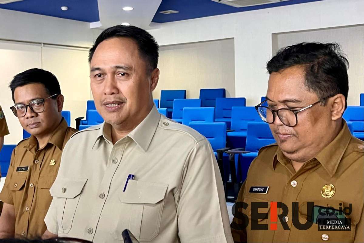 Pj Wali Kota Malang, Iwan Kurniawan, sedang  menjelaskan kepada awak media. (ws12) - Pj Wali Kota Malang Dorong Layanan Persetujuan Bangunan Gedung Secepat Mungkin