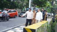 Pj Wali Kota dan Kepala DPUPR Kota Batu meninjau Pedestrian Jalan Trunojoyo. (ist) - Pemkot Batu akan Sulap Pedestrian Kawasan Jalan Trunojoyo