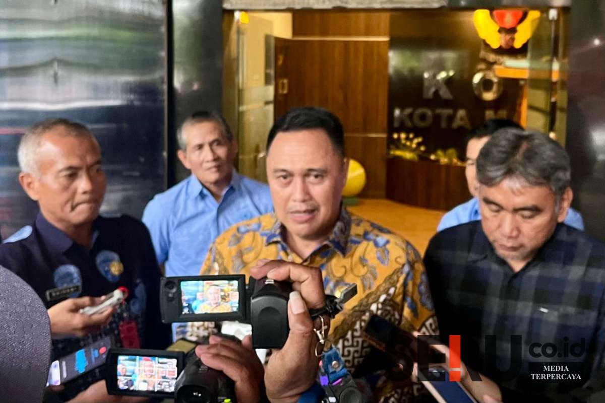Pj Wali kota Malang, Iwan Kurniawan, menjelaskan kepada awak media. (ska) - Pj Wali Kota Malang Tinjau Persiapan Venue Porprov 2025