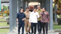 Pj. Bupati Bojonegoro Dampingi Lawatan Menteri Lingkungan Hidup RI di Sumur Minyak Tradisional di Desa Wonocolo