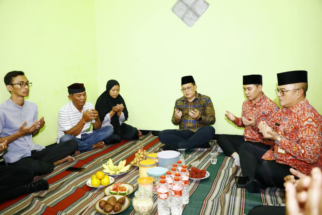Pj. Gubernur Jatim Berikan Santunan dan Dukungan untuk Keluarga Korban Tragedi Pantai Drini
