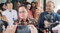 Pj. Gubernur Jatim dan Bupati Ngawi saat di wawancarai awak media. (sby2) - Pj Gubernur Jatim dan Bupati Ngawi Lepas Kepulangan Bayi Kembar Siam dari RSUD Dr. Soetomo