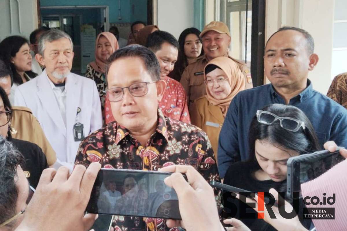 Pj. Gubernur Jatim dan Bupati Ngawi saat di wawancarai awak media. (sby2) - Pj Gubernur Jatim dan Bupati Ngawi Lepas Kepulangan Bayi Kembar Siam dari RSUD Dr. Soetomo