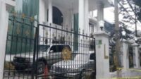 Polisi menyegel rumah lokasi pembunuhan Satpam oleh anak majikannya. (ist) - Tragedi Rumah Mewah di Bogor, Amarah Anak Majikan Habisi Nyawa Satpamnya
