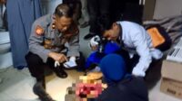 Polisi sedang melakukan olah TKP. (ist) - Pria Diduga Bunuh Diri di RSUB Malang, Polisi Olah TKP