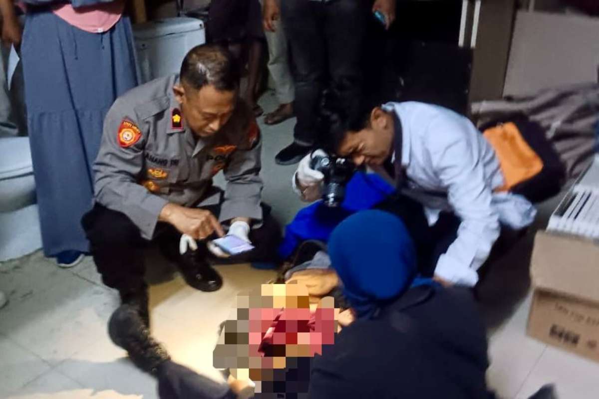 Polisi sedang melakukan olah TKP. (ist) - Pria Diduga Bunuh Diri di RSUB Malang, Polisi Olah TKP