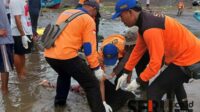 Proses evakuasi jasad korban di Pantai Payangan Jember. (Seru.co.id/rio) - Pasutri di Jember Hanyut saat Menyeberangi Sungai, Jasad Istri Ditemukan di Muara