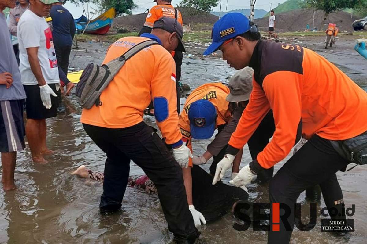 Proses evakuasi jasad korban di Pantai Payangan Jember. (Seru.co.id/rio) - Pasutri di Jember Hanyut saat Menyeberangi Sungai, Jasad Istri Ditemukan di Muara