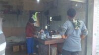 Proses evakuasi korban. (ist) - Seorang Pria Ditemukan Tewas di Dalam Bedak Pasar Loak Cepokomulyo