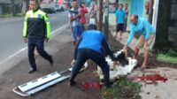 Proses evakuasi korban kecelakaan di Jalan Raya Slorok, Desa Slorok, Kecamatan Kromengan. (ist) - Berusaha Menyalip, Seorang Pengendara Motor Adu Banteng dengan Truk