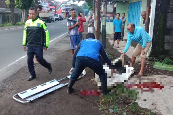 Proses evakuasi korban kecelakaan di Jalan Raya Slorok, Desa Slorok, Kecamatan Kromengan. (ist) - Berusaha Menyalip, Seorang Pengendara Motor Adu Banteng dengan Truk