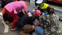 Proses evakuasi korban laka di Kecamatan Bululawang. (ist) - Ditabrak dan Dilindas Mobil, Seorang Pengendara Motor di Bululawang Tewas