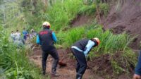 Proses pembersihan material longsoran. (ist) - Cuaca Ekstrem, Tanah Longsor di Kecamatan Singosari dan Kasembon Menghambat Jalan Penghubung Dua Dusun