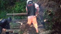 Proses pembersihan material longsoran di jalur Provinsi Malang - Kediri. (ist) - Material Longsor Tutup Jalur Provinsi Malang - Kediri, Lumpuhkan Aktivitas Kendaraan Beberapa Jam