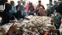 Proses pembuatan jipang di Kecamatan Ngajum. (Seru.co.id/wul) - Dibangun dari Kecil, Kini Pasutri Pengusaha Jipang di Ngajum Sudah Pekerjakan Belasan Karyawan