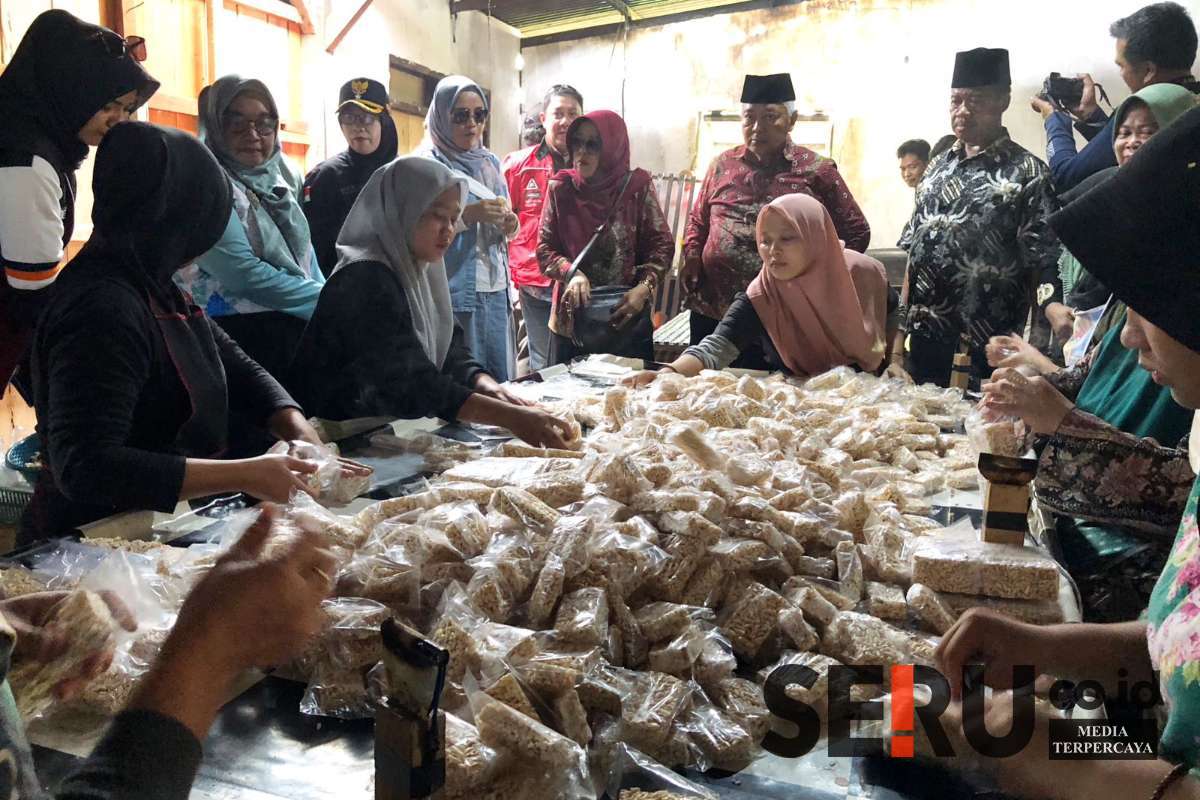 Proses pembuatan jipang di Kecamatan Ngajum. (Seru.co.id/wul) - Dibangun dari Kecil, Kini Pasutri Pengusaha Jipang di Ngajum Sudah Pekerjakan Belasan Karyawan