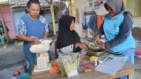 Proses pengolahan PMT dari bahan baku tepung ikan lele dan daun kelor. (ist) - Modifikasi Lele dan Kelor, PKK Desa Ternyang Sumberpucung Sukses Tekan Angka Stunting
