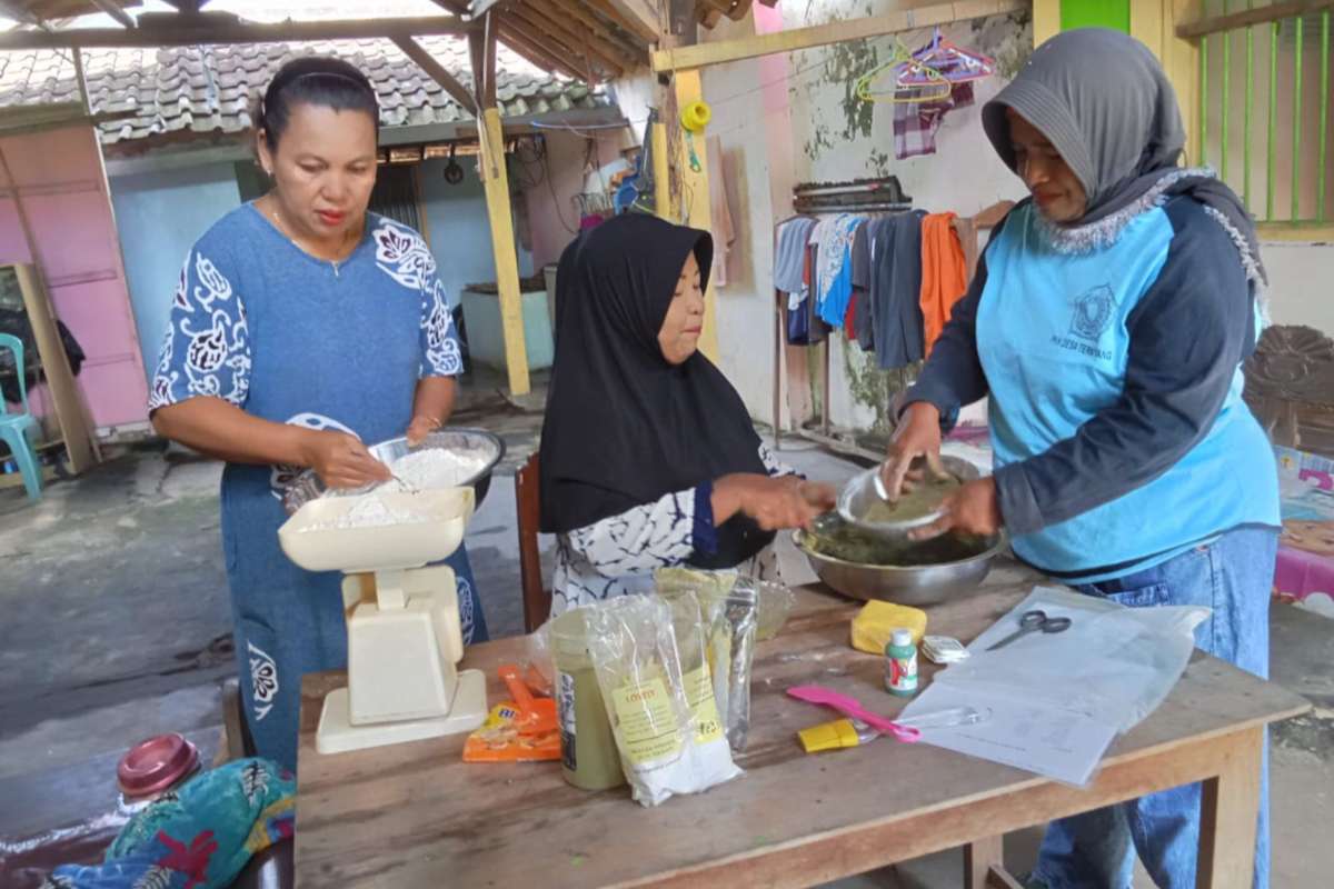 Proses pengolahan PMT dari bahan baku tepung ikan lele dan daun kelor. (ist) - Modifikasi Lele dan Kelor, PKK Desa Ternyang Sumberpucung Sukses Tekan Angka Stunting