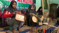 Proses produksi keranjang dari mendong dan rotan. (Seru.co.id/wul) - Pasutri di Wajak Berdayakan Masyarakat Produksi Keranjang Rotan dan Mendong