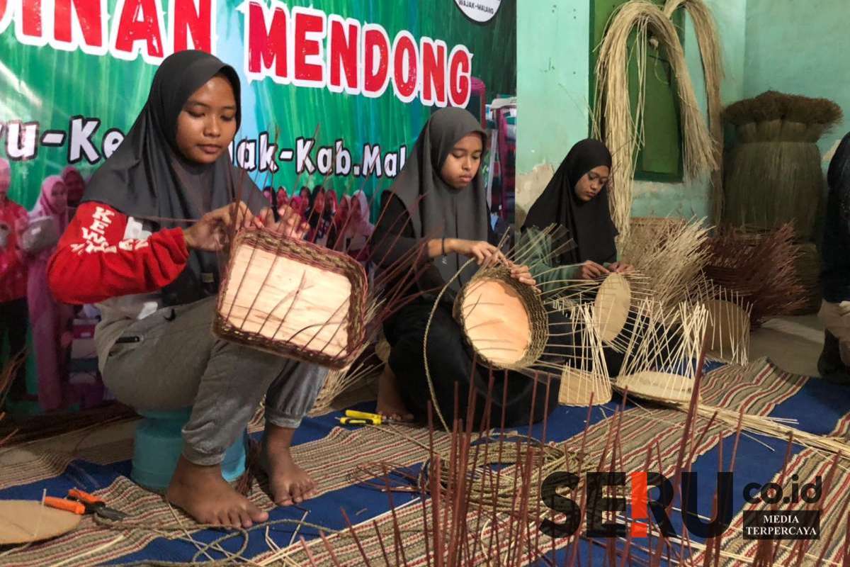 Proses produksi keranjang dari mendong dan rotan. (Seru.co.id/wul) - Pasutri di Wajak Berdayakan Masyarakat Produksi Keranjang Rotan dan Mendong