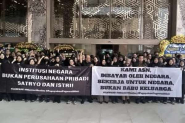 Ratusan pegawai Kemendikti Saintek gelar demo memprotes menteri Satryo. (ist) - Kemendikti Saintek Bantah Ada Pemecatan Mendadak, DPR RI Siap Evaluasi