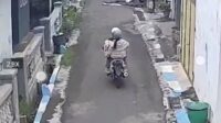 Rekaman CCTV yang diduga proses pembuangan bayi di Desa Ngijo, Kecamatan Karangploso. (ist) - Bayi Perempuan Cantik Dibuang di Depan Mushola Desa Ngijo Karangploso
